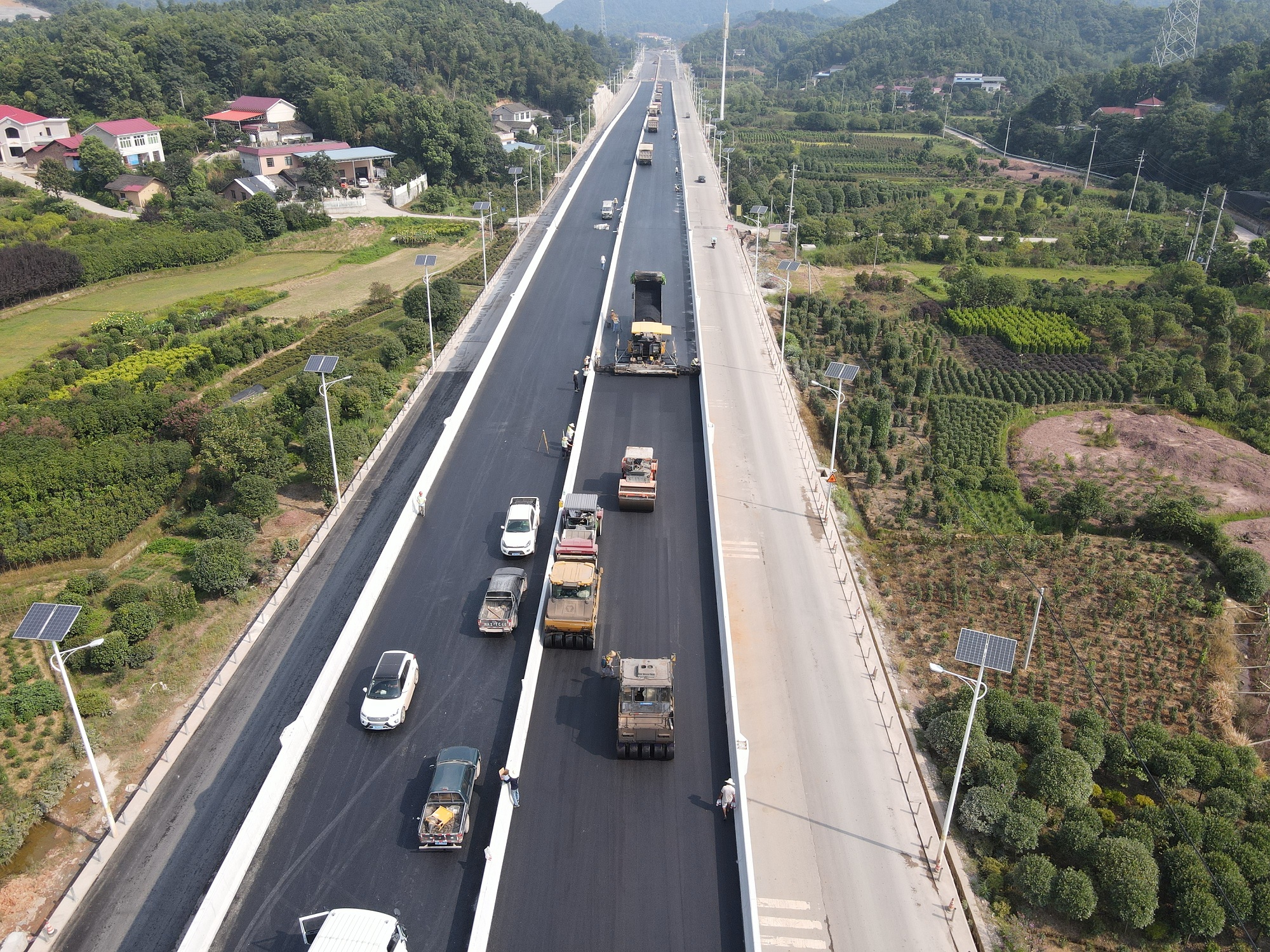 20200729136496.jpg 主线三号桥上面层摊铺现场.jpg