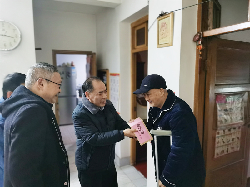 6、2月8日，，盛希慰问党员黄励,到家中对其重病出院的父亲。。_副本_副本.jpg