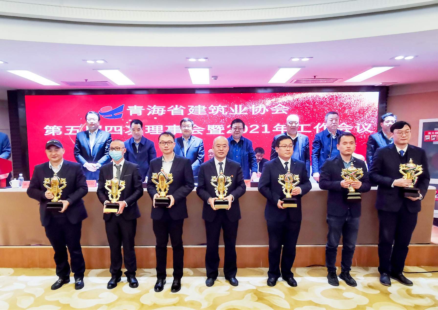 20210812818077.jpg 集团总经济师彭南越上台领取奖杯(前排左一)_副本.jpg