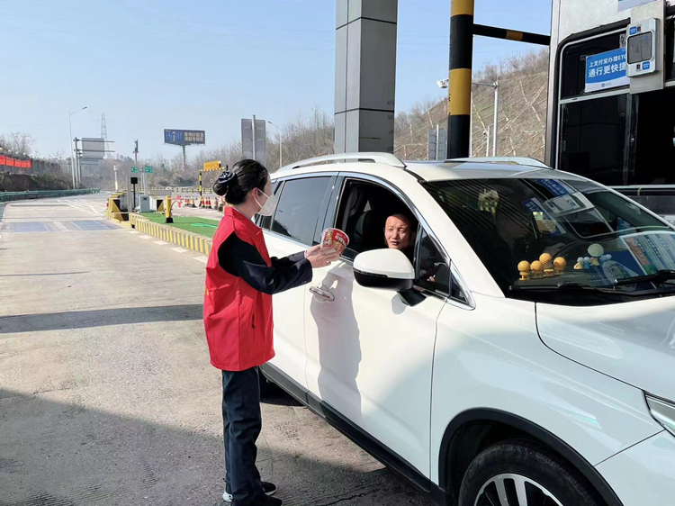 醴陵东收费站收费广场自愿服务1.jpg